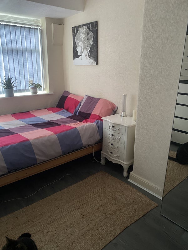 Room Ansdell Drive in Tameside