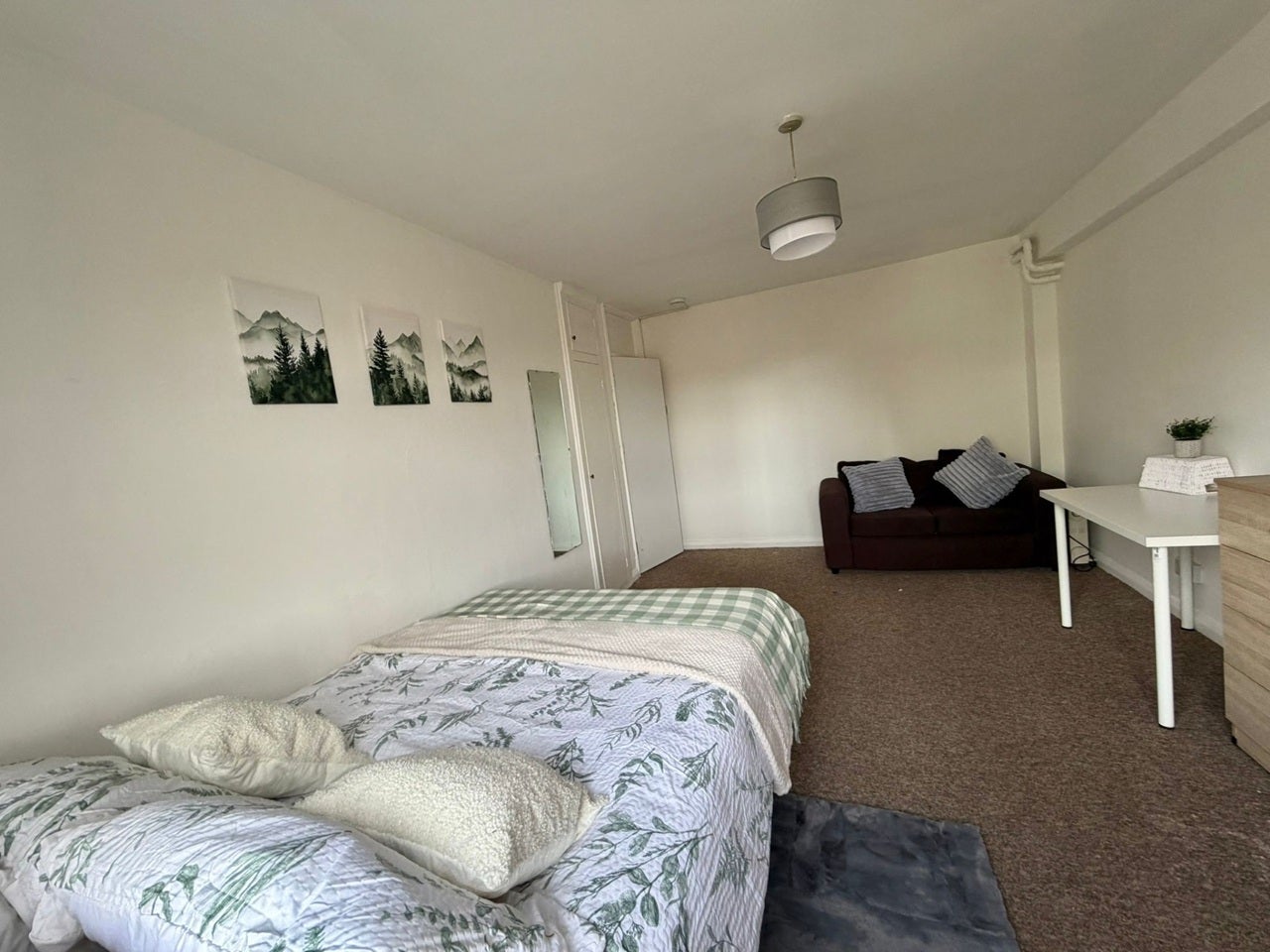 Room Commercial Road in Greater London