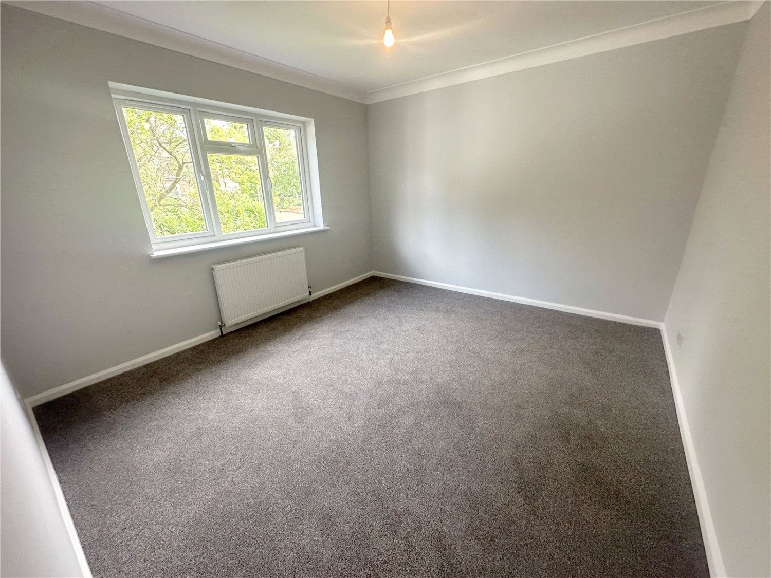 Flat Hankins Lane in Greater London