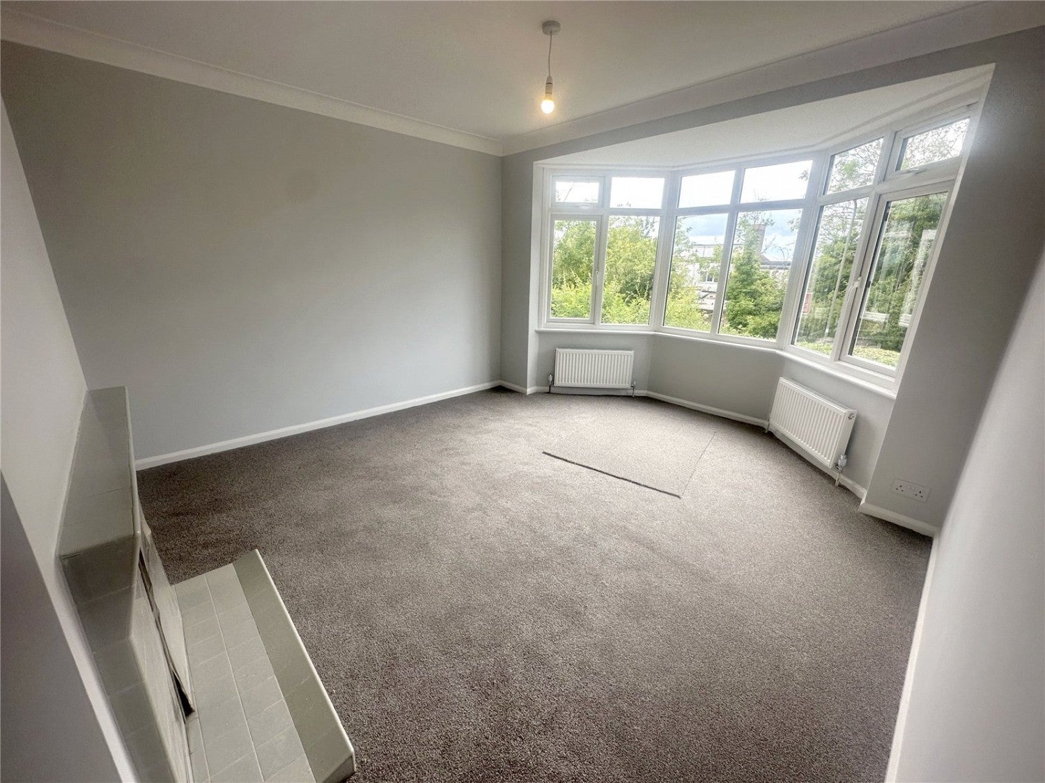 Flat Hankins Lane in Greater London