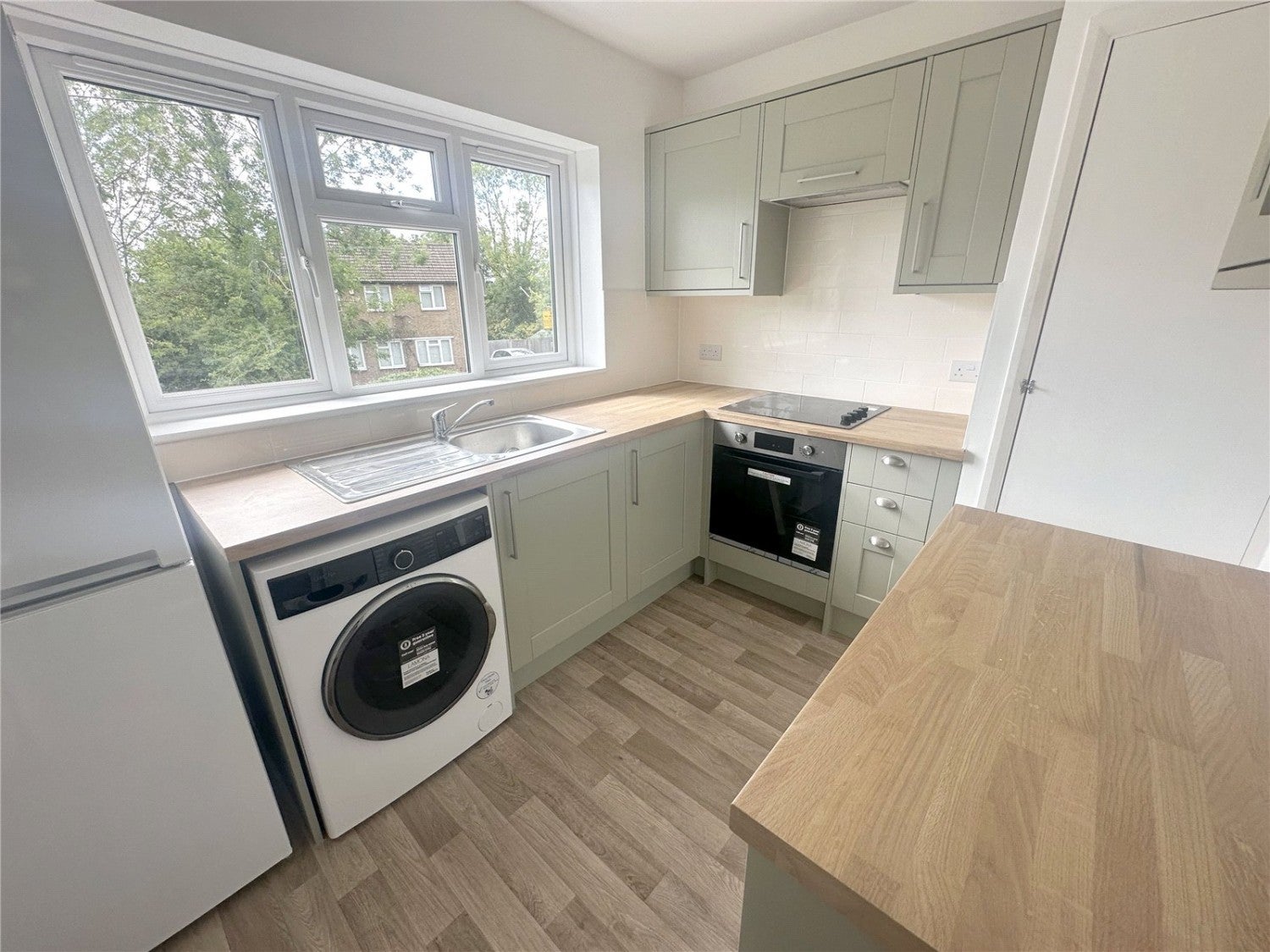 Flat Hankins Lane in Greater London