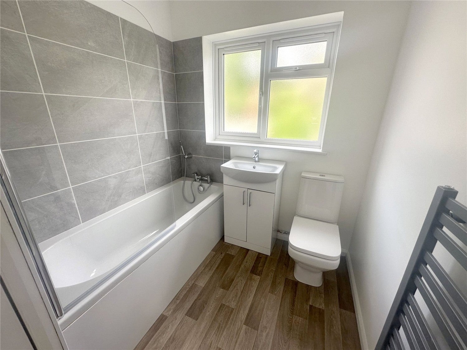 Flat Hankins Lane in Greater London