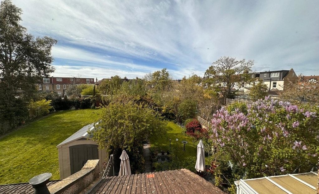Flat Kenilworth Gardens in Greater London