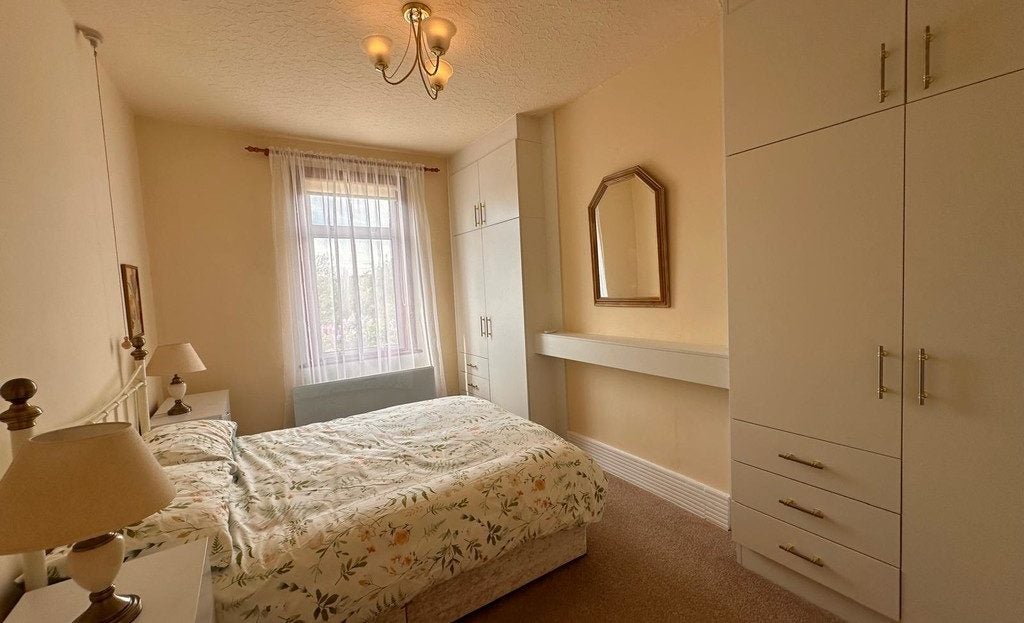 Flat Kenilworth Gardens in Greater London