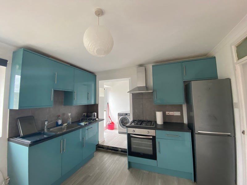 Room Sir Alexander Close in Greater London