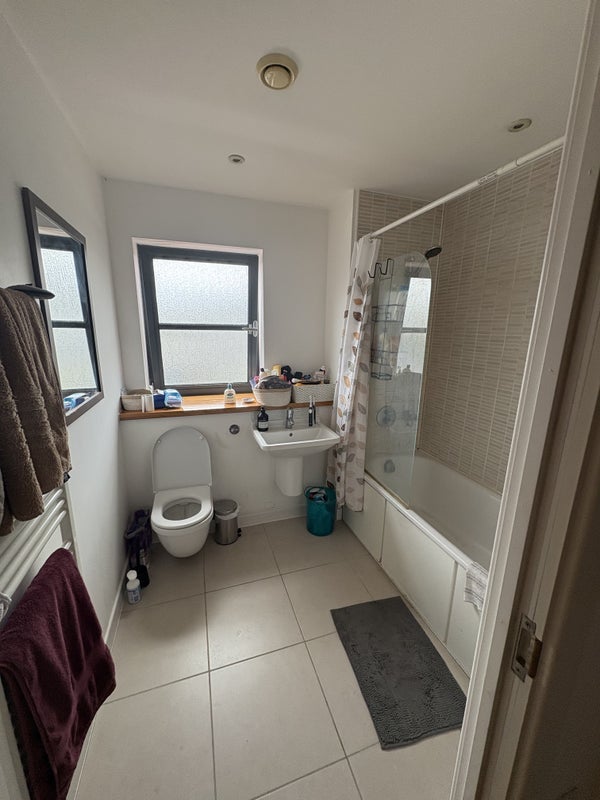 Room Commercial Road in Greater London