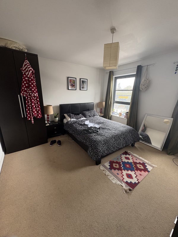 Room Commercial Road in Greater London