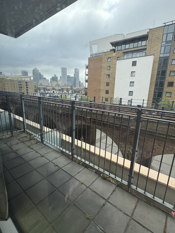 Room Commercial Road in Greater London