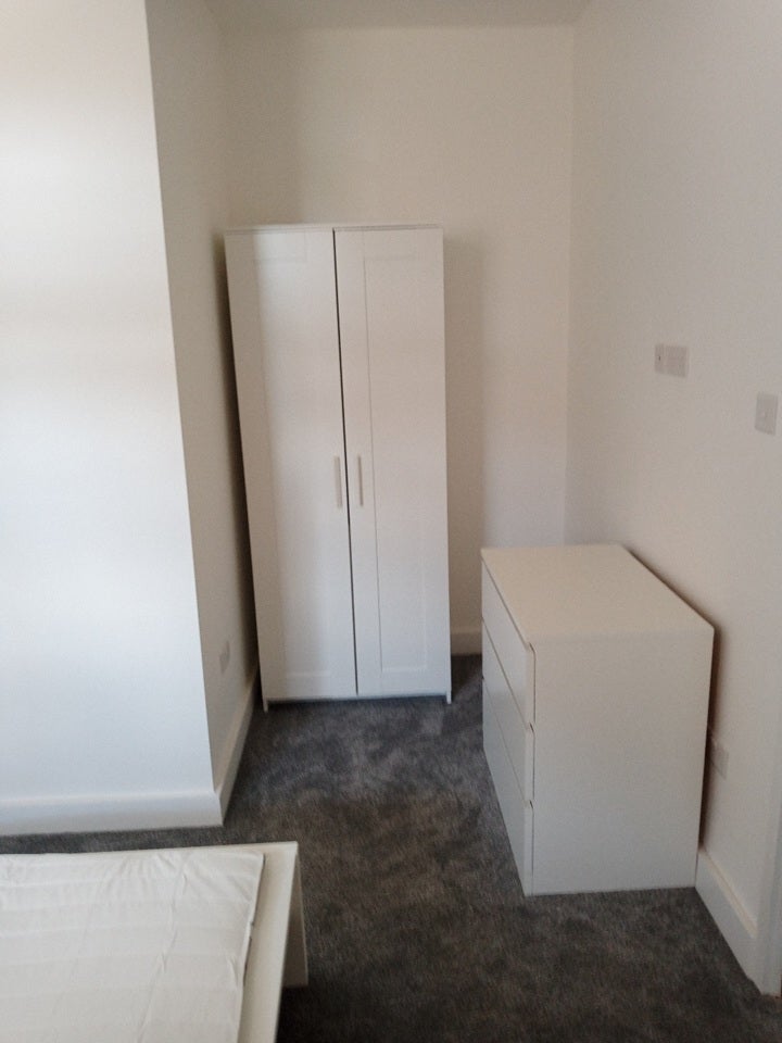 Room Fishponds Road in Bristol
