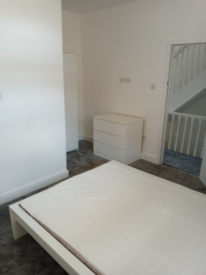 Room Fishponds Road in Bristol