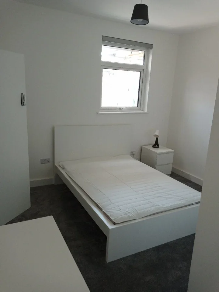 Room Fishponds Road in Bristol
