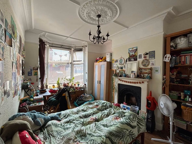 Room Hunter Hill Road in Sheffield