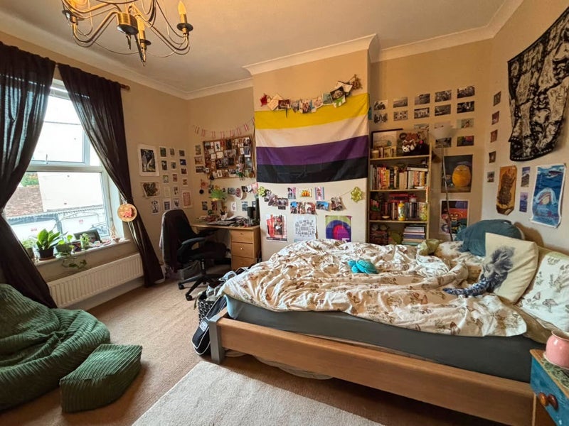 Room Hunter Hill Road in Sheffield