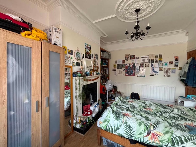 Room Hunter Hill Road in Sheffield