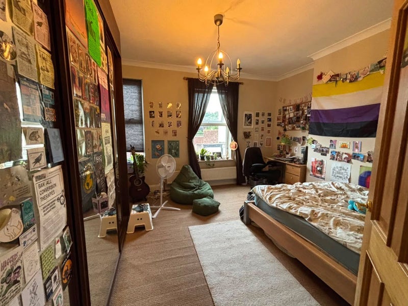 Room Hunter Hill Road in Sheffield