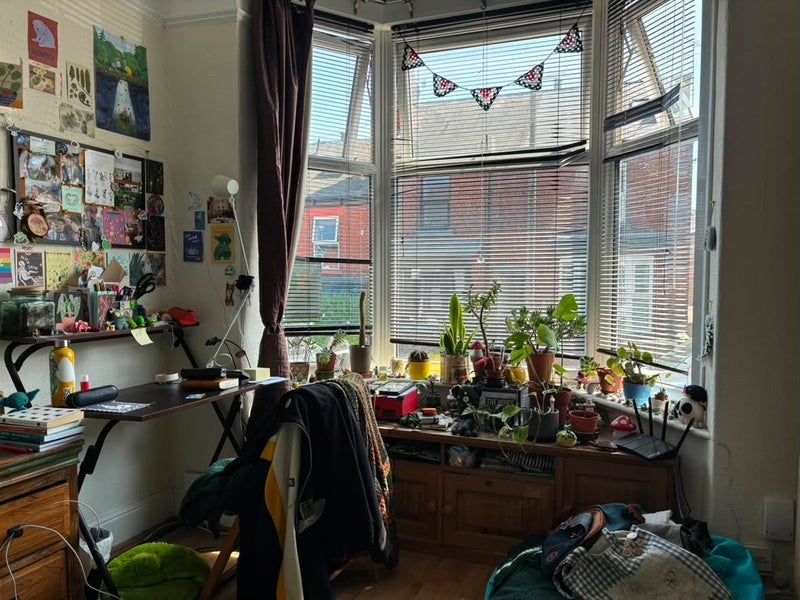 Room Hunter Hill Road in Sheffield