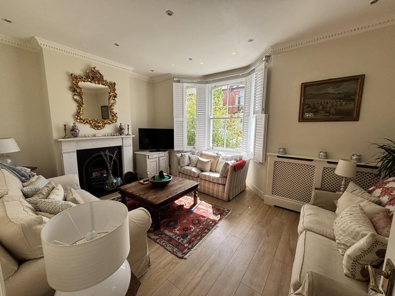 Room Emu Road in Greater London