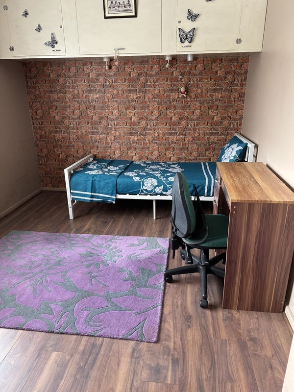 Room Sparkford Avenue in Manchester