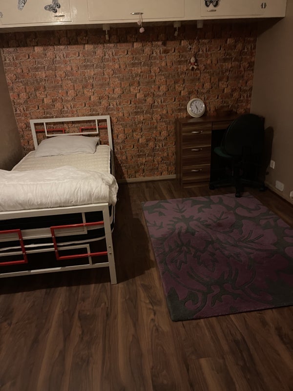 Room Sparkford Avenue in Manchester