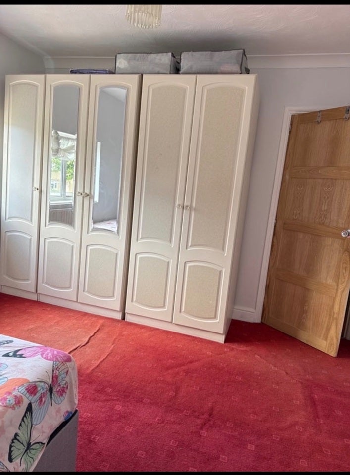 Room Bishops Close in Greater London