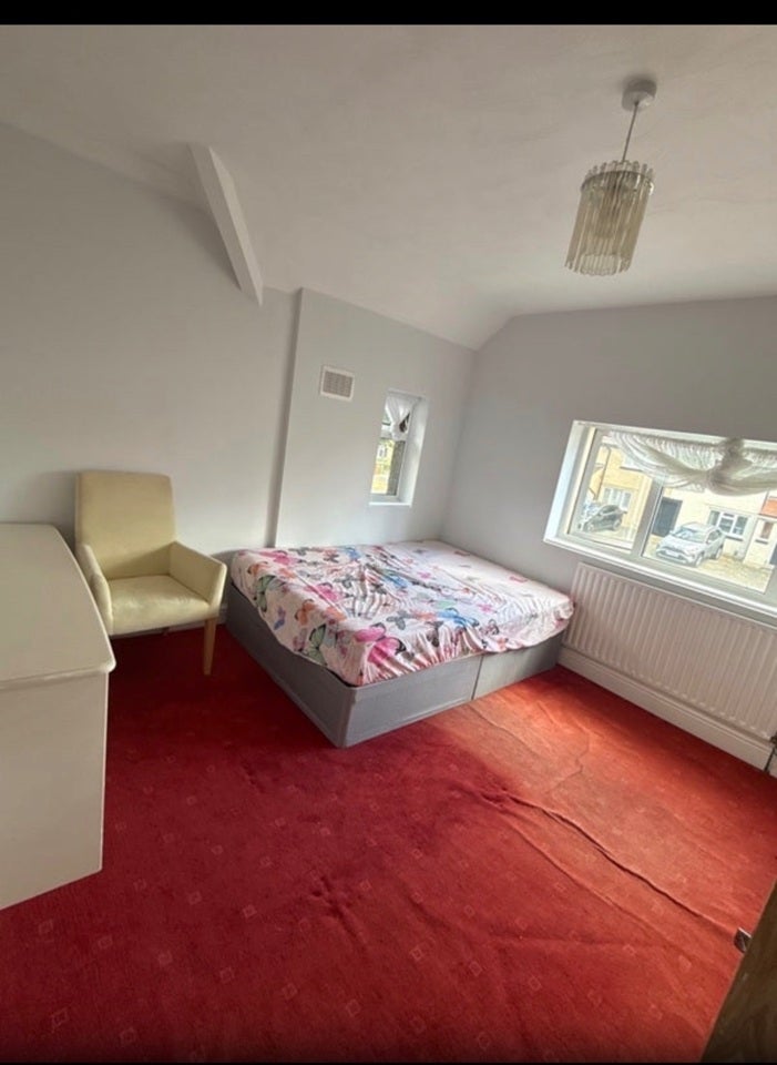 Room Bishops Close in Greater London