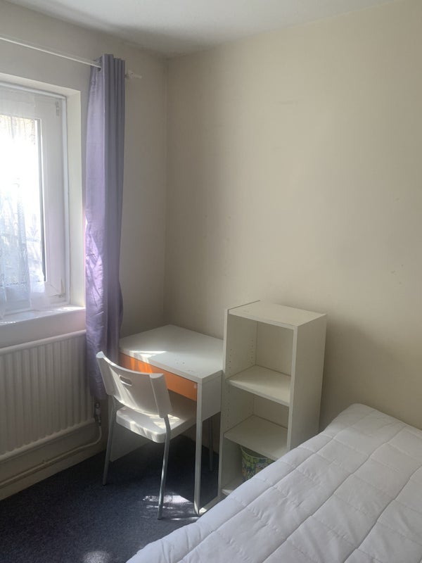 Room Rosebank Gardens in Greater London