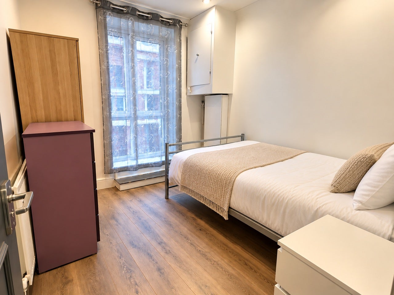 Flat Hainault Road in Greater London