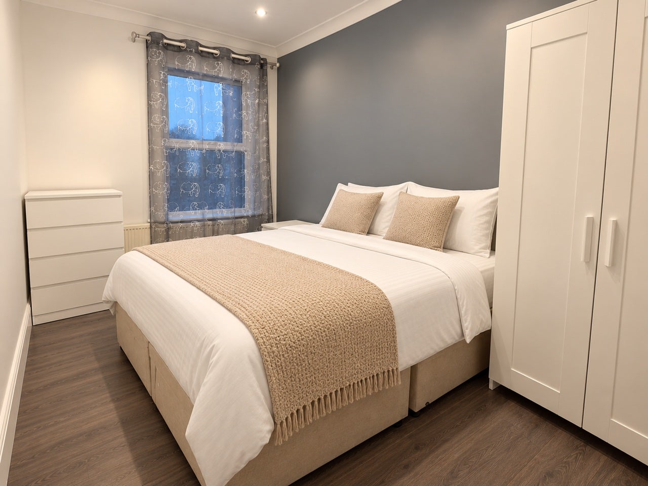 Flat Hainault Road in Greater London