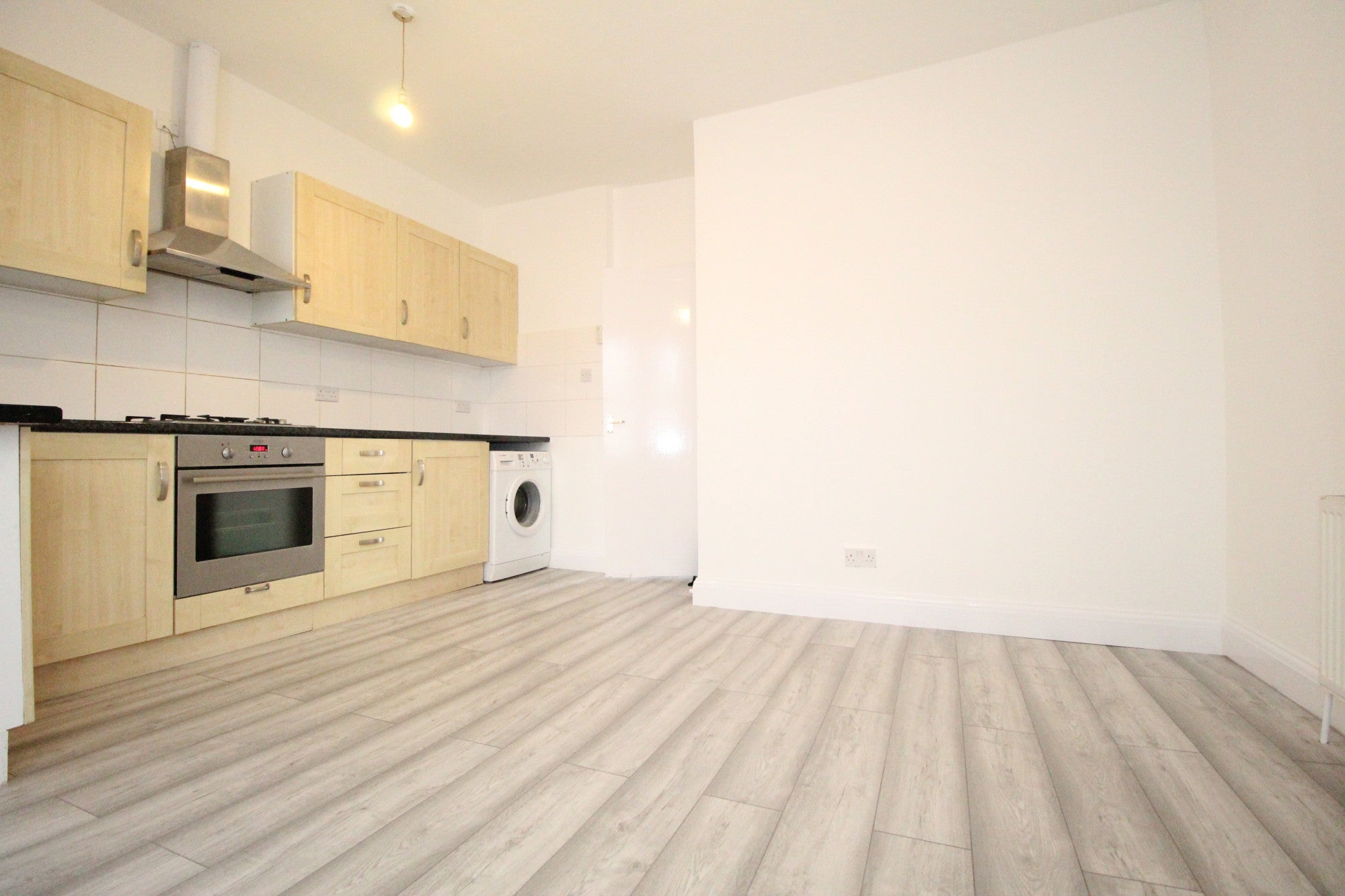 Flat Elgin Road in Greater London