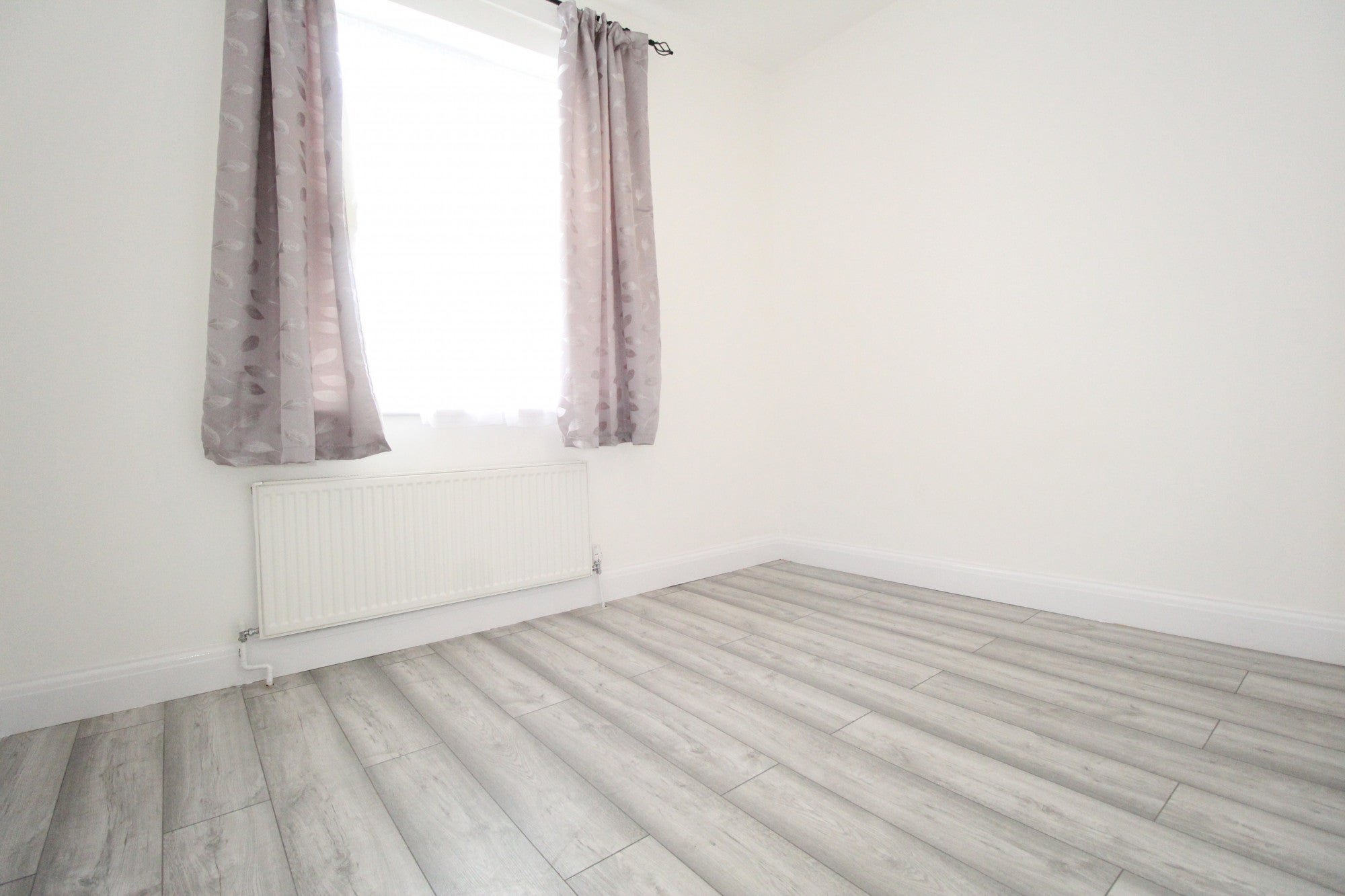 Flat Elgin Road in Greater London