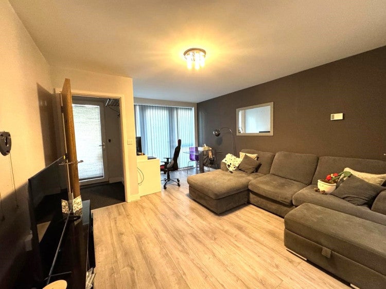 Flat Charcot Road in Greater London