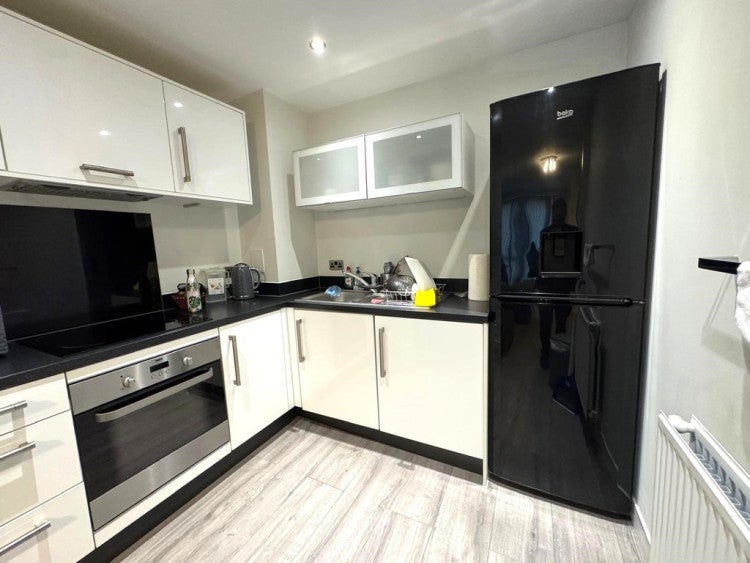Flat Charcot Road in Greater London