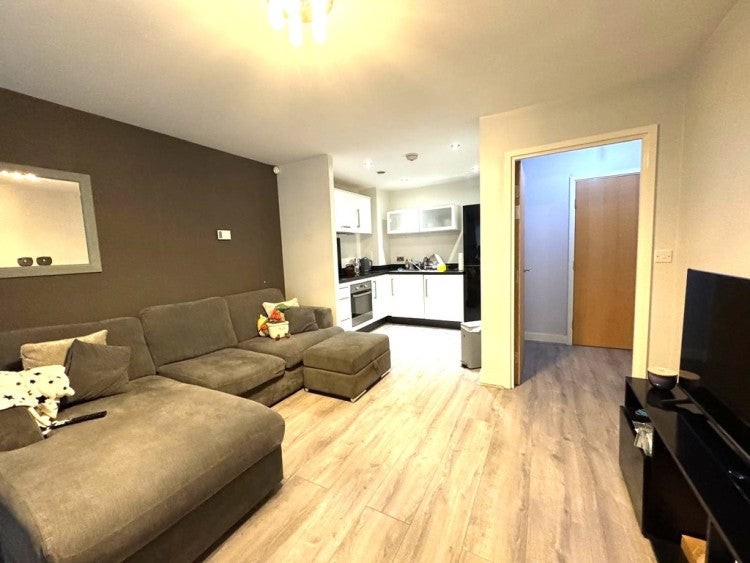 Flat Charcot Road in Greater London