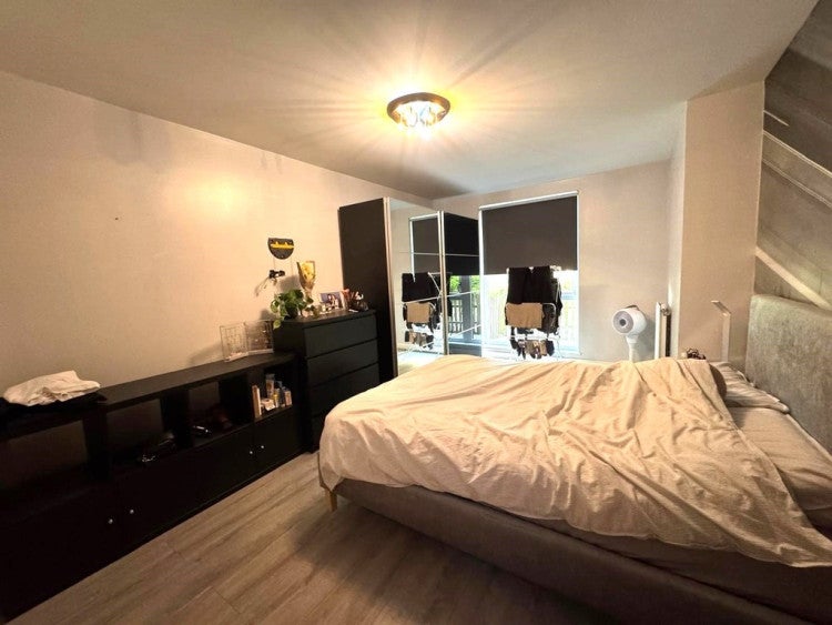 Flat Charcot Road in Greater London
