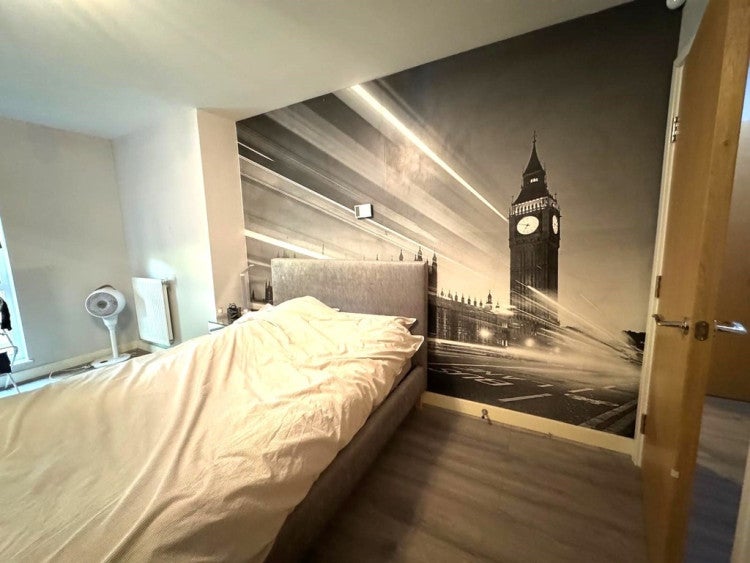 Flat Charcot Road in Greater London
