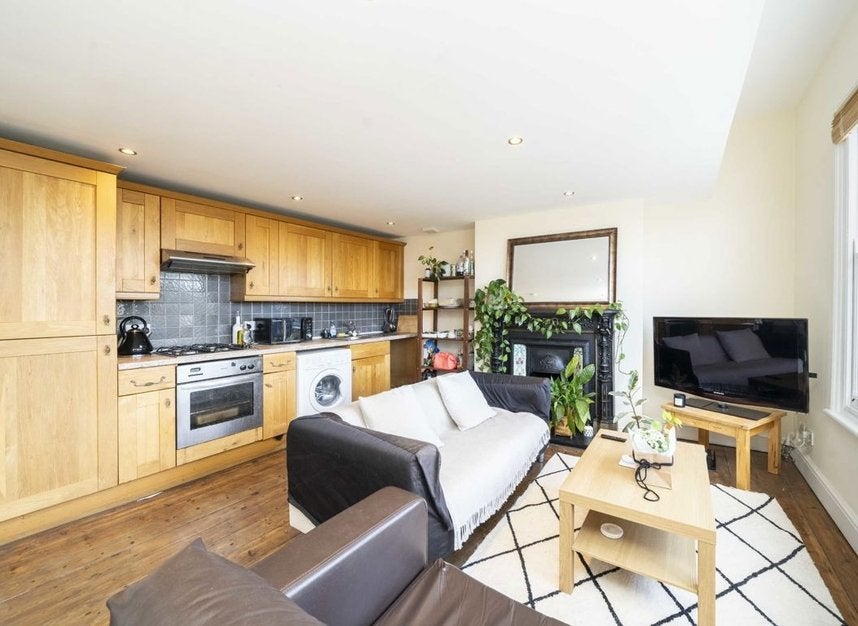 Flat Helix Gardens in Greater London
