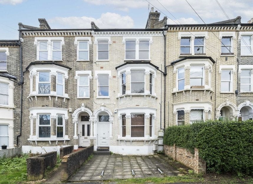 Flat Helix Gardens in Greater London