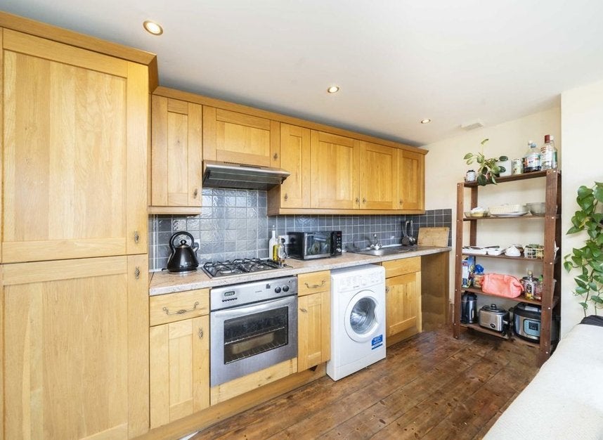 Flat Helix Gardens in Greater London