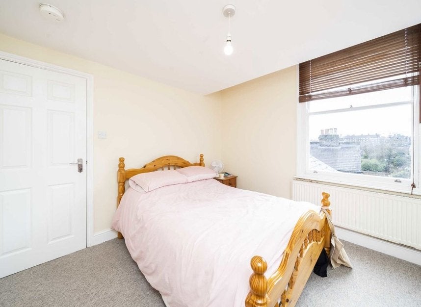Flat Helix Gardens in Greater London