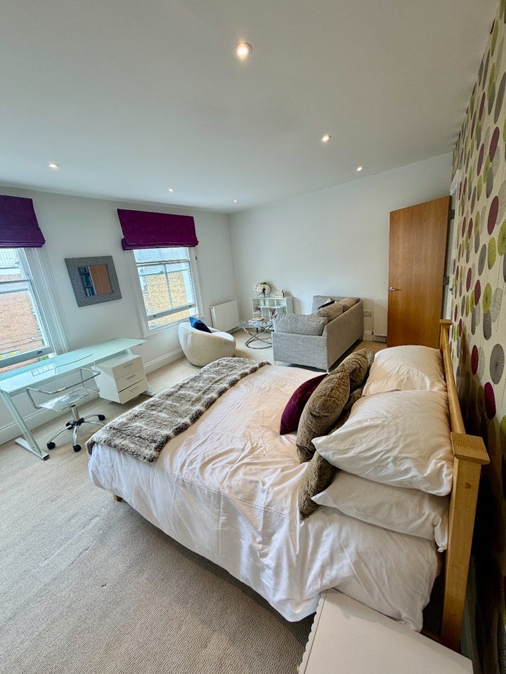 Room Peel Street in Greater London