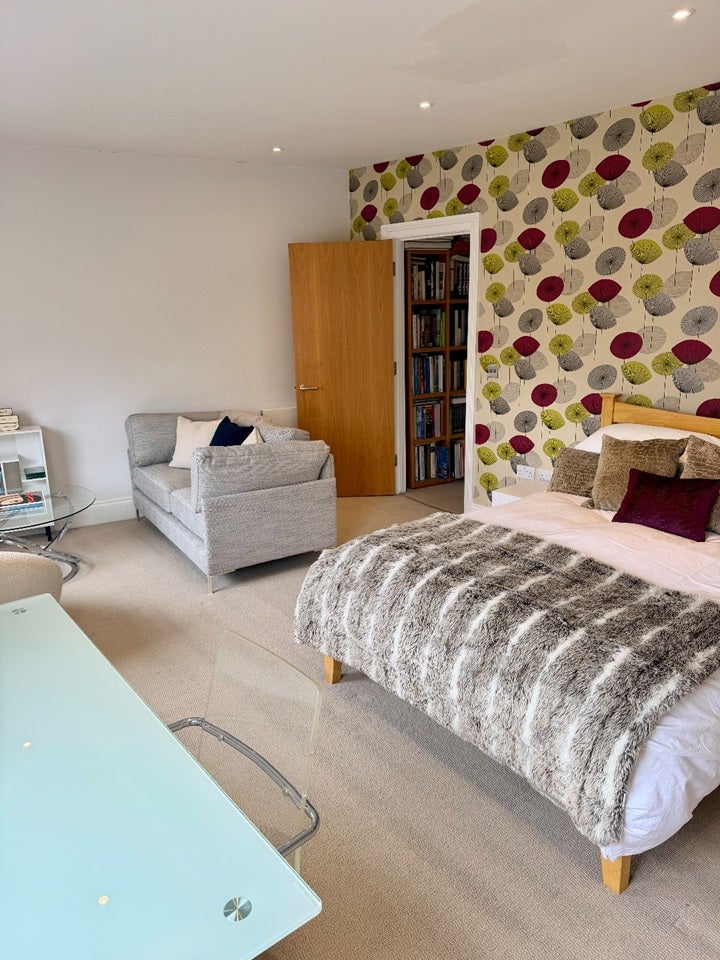 Room Peel Street in Greater London