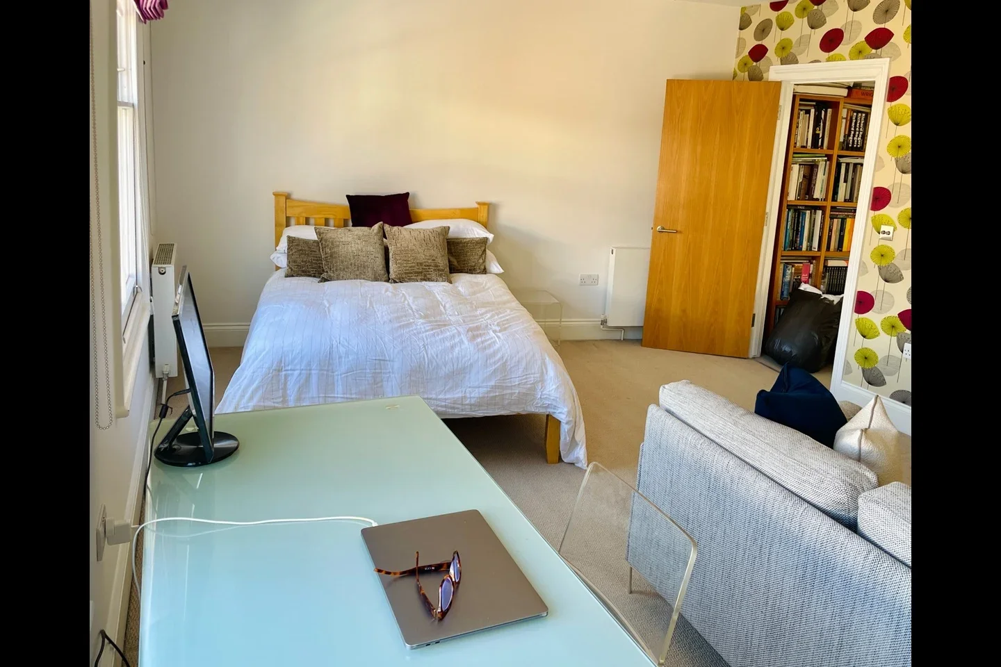 Room Peel Street in Greater London