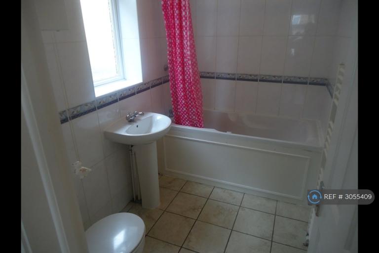 Flat Heathfield Road in Greater London