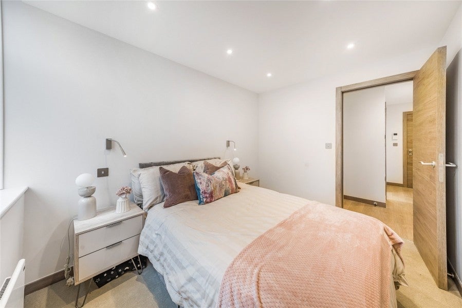 Flat Pyrford Road in Woking