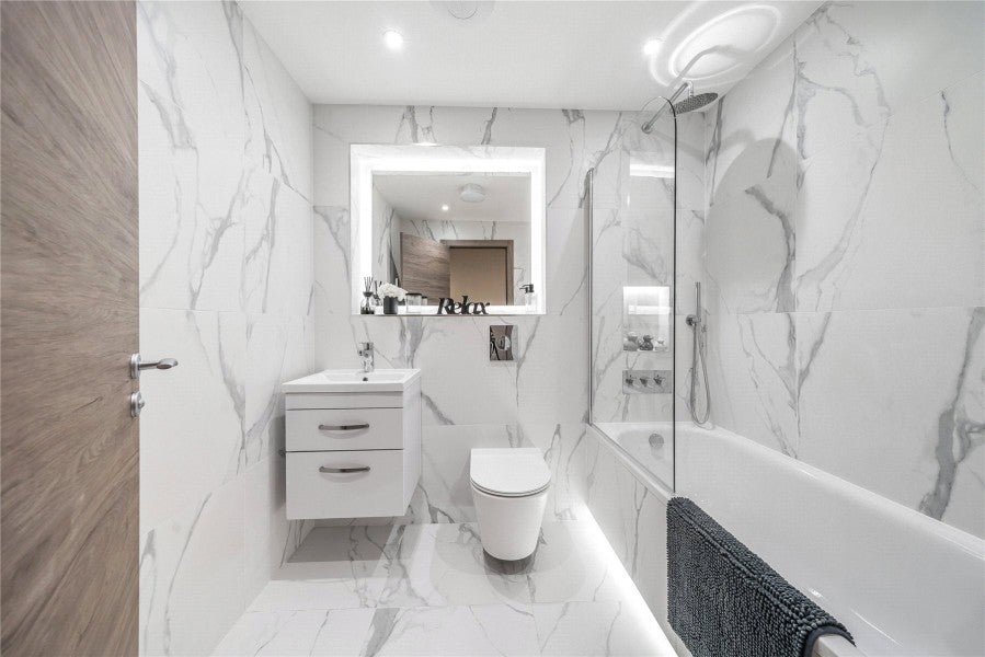 Flat Pyrford Road in Woking