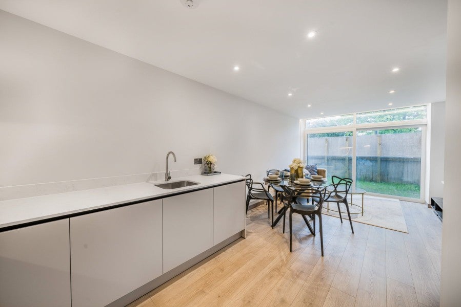 Flat Pyrford Road in Woking