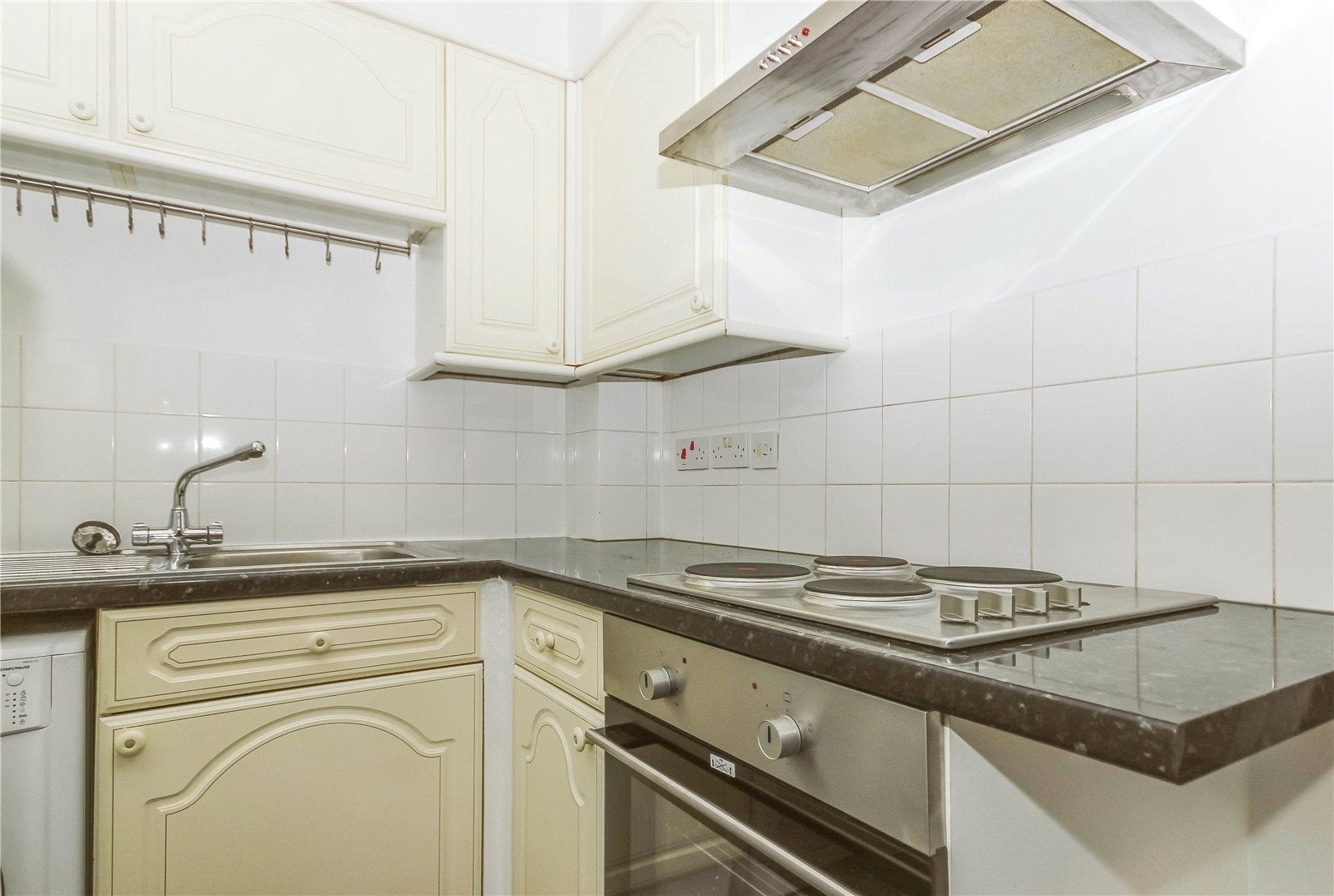 Flat Halsbury Road in Bristol