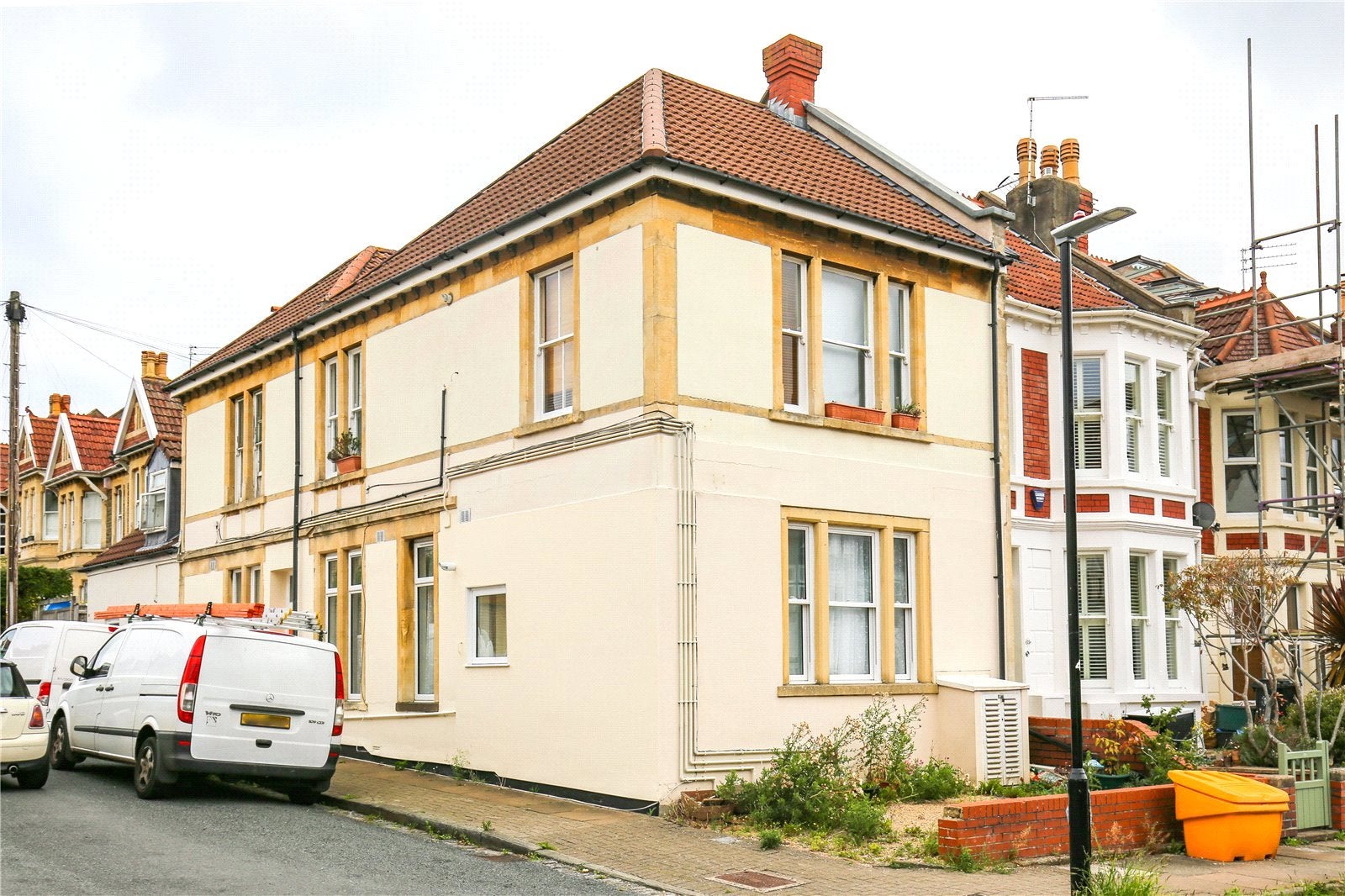 Flat Halsbury Road in Bristol