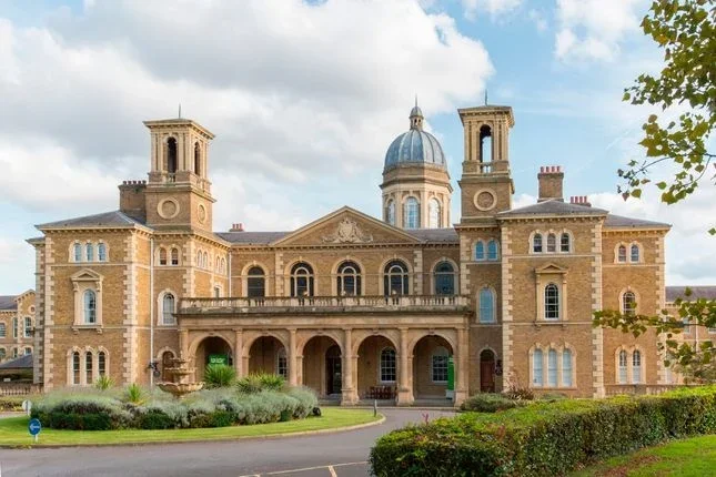Flat Princess Park Manor in Greater London