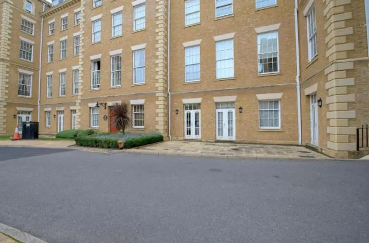 Flat Princess Park Manor in Greater London